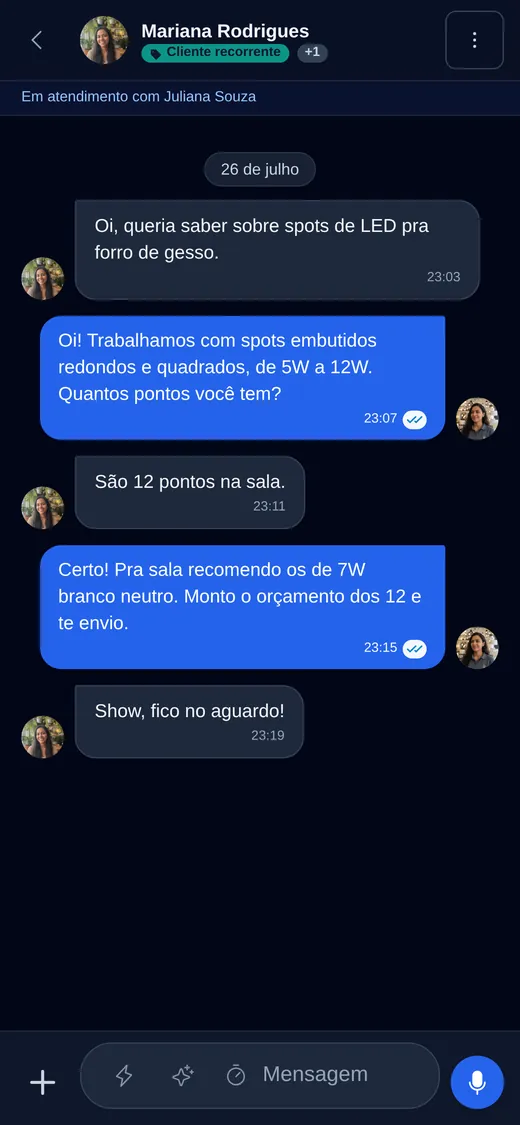 A mesma conversa no celular, no aplicativo do Quatro7