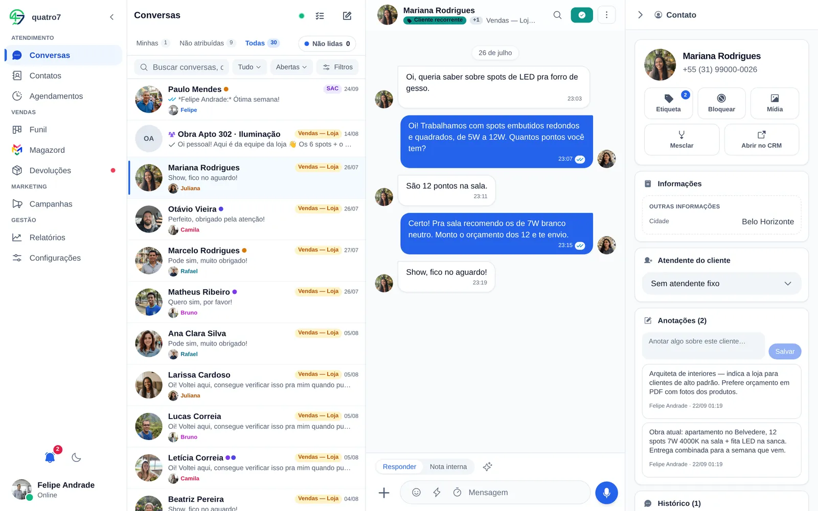 Tela real de conversas do Quatro7, com a lista de clientes, a conversa aberta e o painel do contato